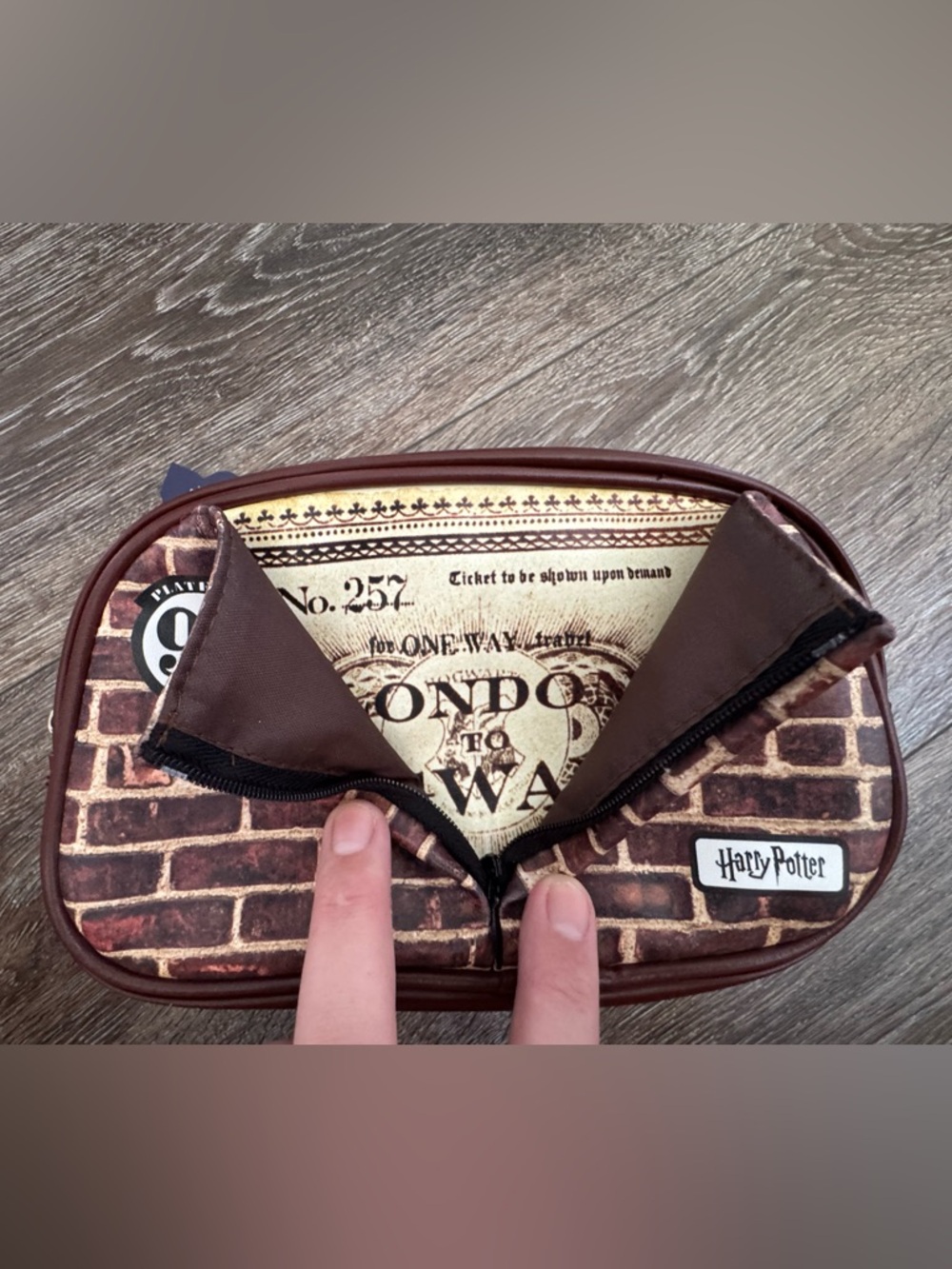 NWT Mad Beauty Harry Potter Platform 9 3/4 Cosmetic Makeup Bag - Picture 4 of 14